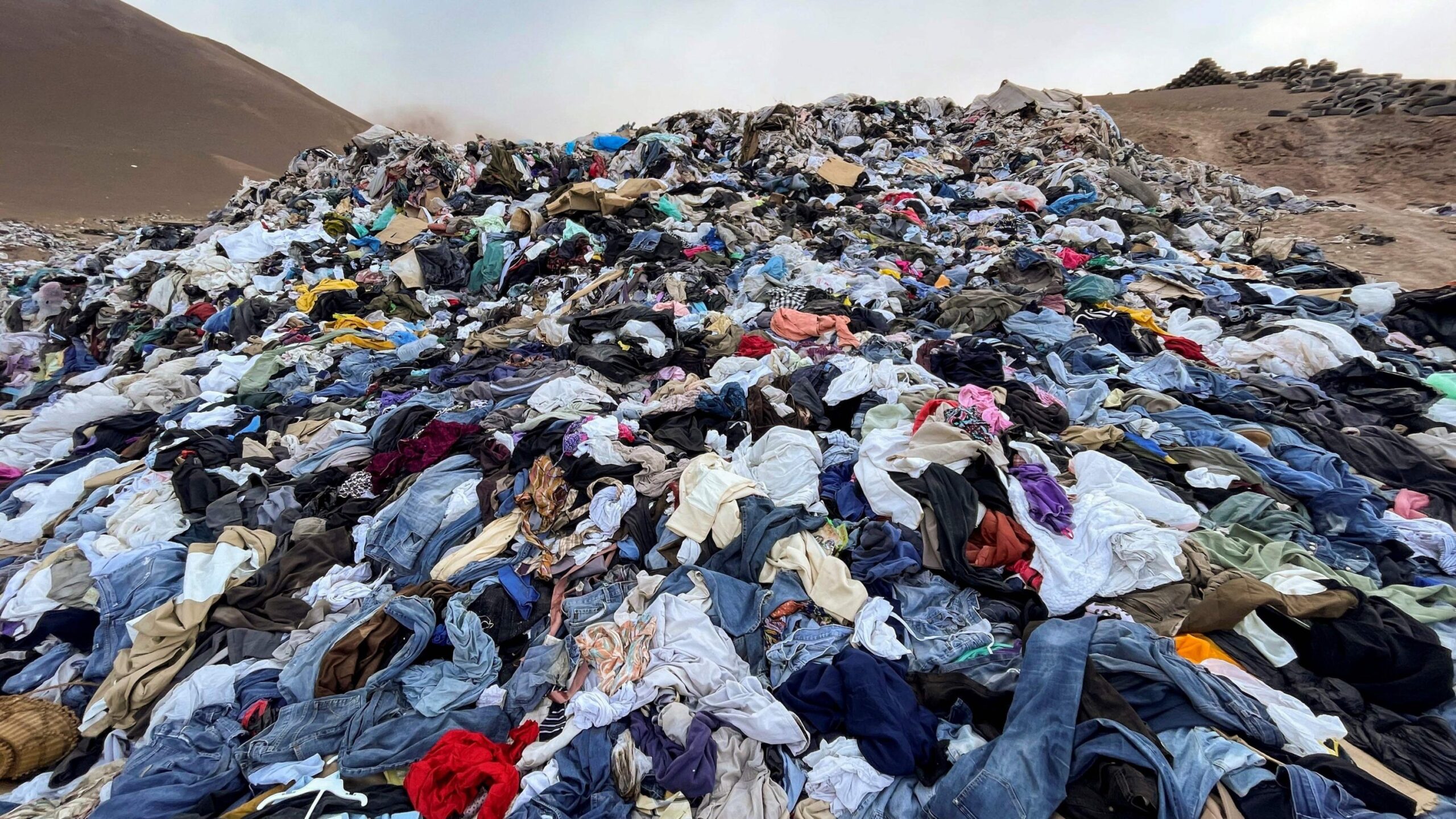 pile of fast fashion clothes affecting the environmental