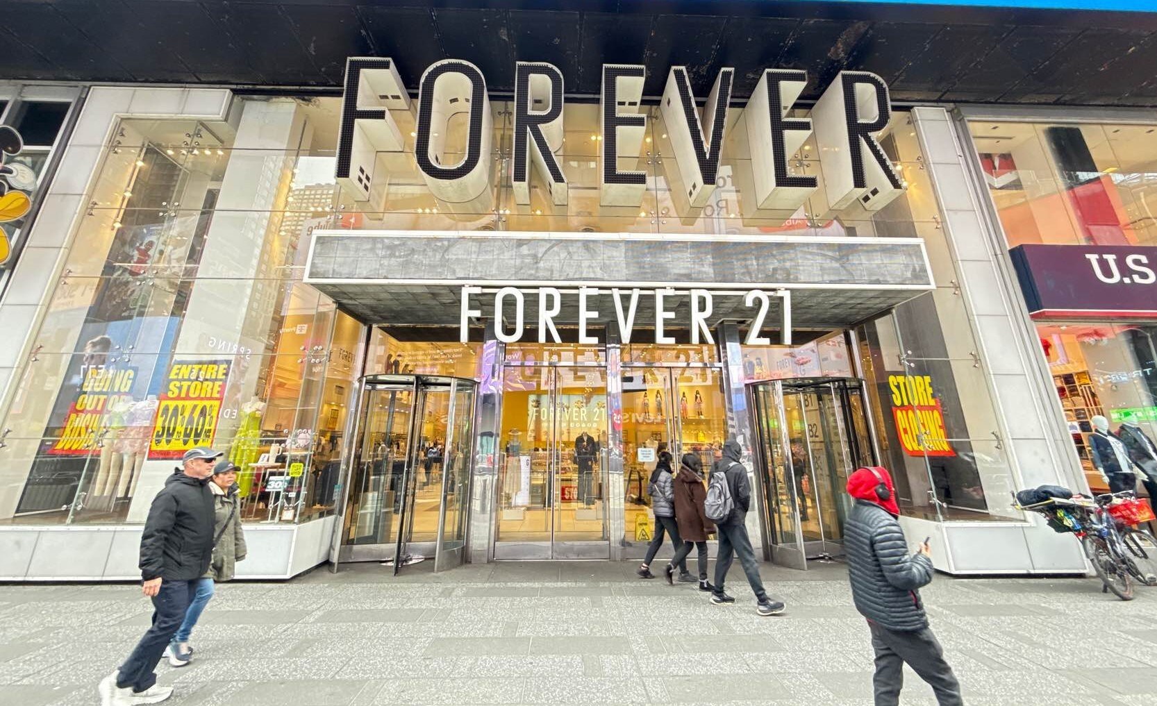 Going-Out-of-Business sales are in progress at Forever 21, a leading fashion retailer of women's, men's, and children's apparel and accessories, following the US operating company F21 OpCo's recent bankruptcy filing. Image source: Hilco Consumer-Retail