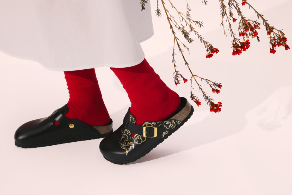 1031200
BOSTON CNY PRINT HEX. Image source: BIRKENSTOCK 
BLACK | NATURAL LEATHER